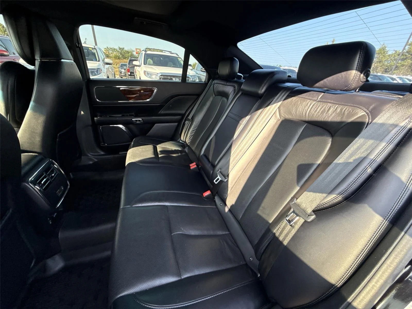 Used 2019 Infinite Black Metallic Lincoln Select image 16
