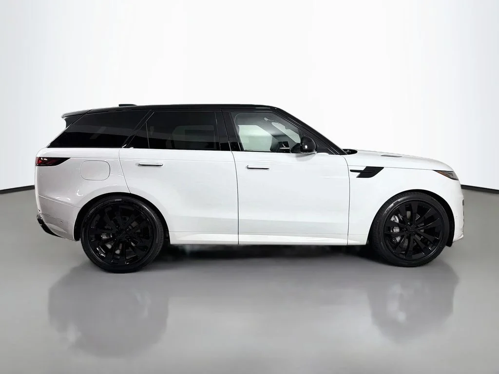 New 2026 Fuji White Land Rover Dynamic SE image 4
