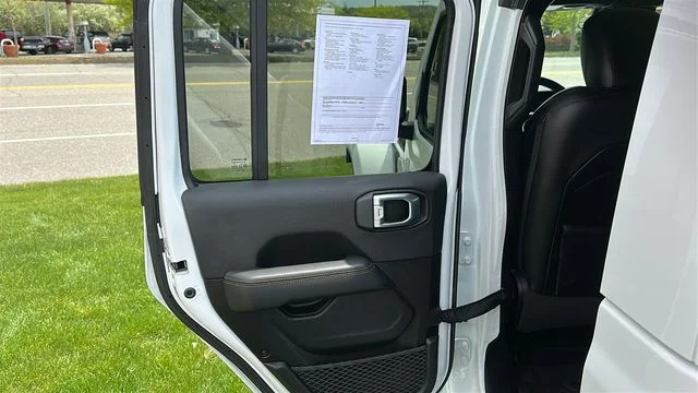 Used 2022 White Jeep Overland image 22