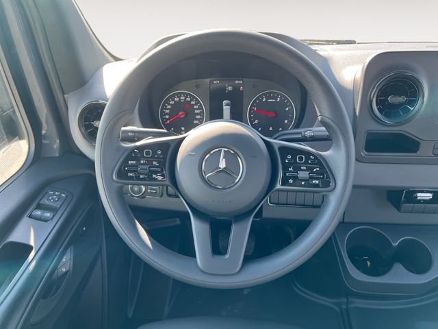 Used 2024  Mercedes-Benz Cargo 144 WB image 12
