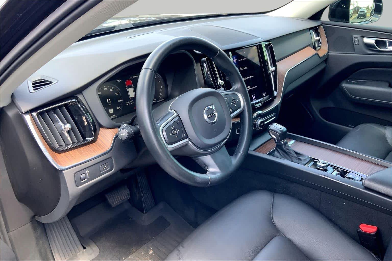 Used 2021 Onyx Black Metallic Volvo Momentum image 18