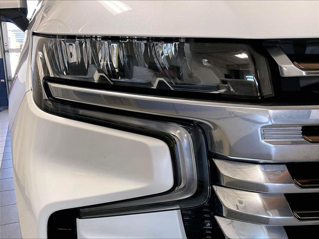 Used 2024 Beige Chevrolet High Country image 34