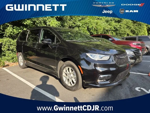 Used 2025 Black Chrysler Select image 1