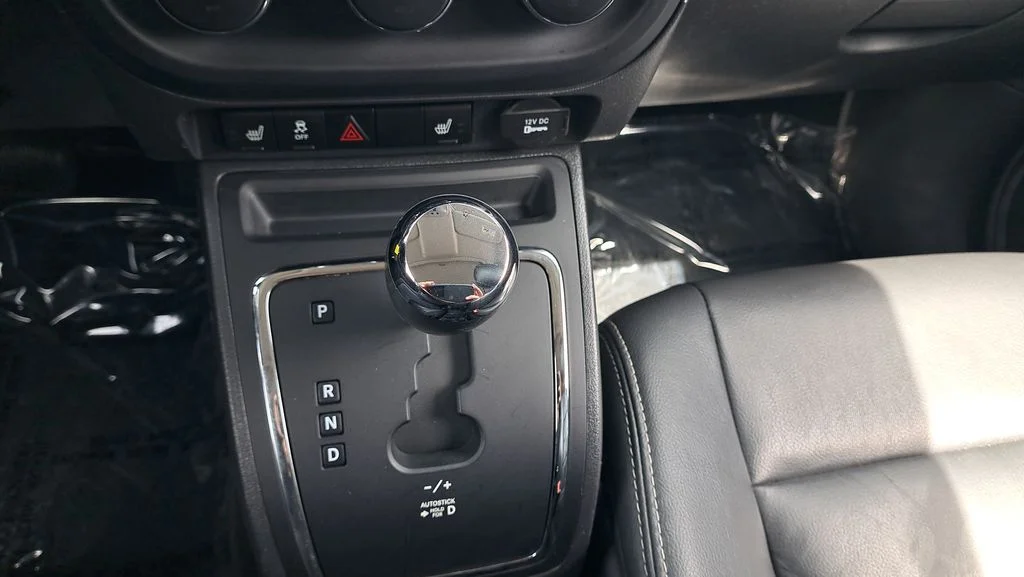 Used 2015 Blue Jeep Latitude image 21
