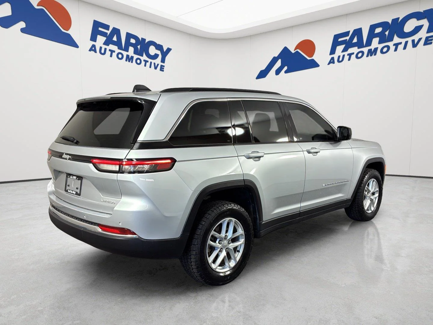 Used 2024 Silver Zynith Jeep Laredo X image 5