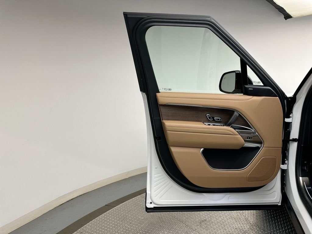 New 2026 Fuji White Land Rover SE image 9