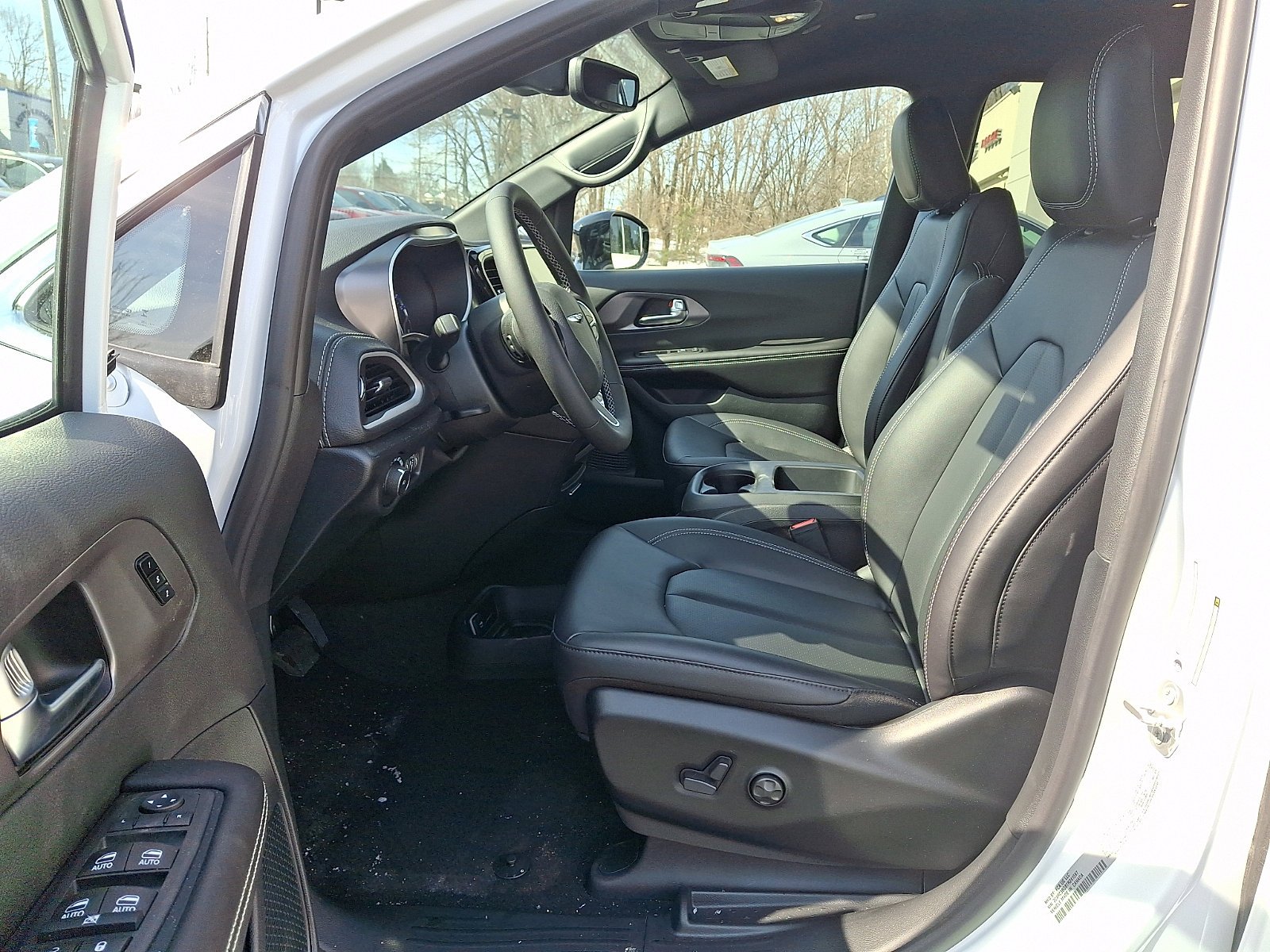 New 2026 Bright White Clear-Coat Exterior Paint Chrysler Select image 9