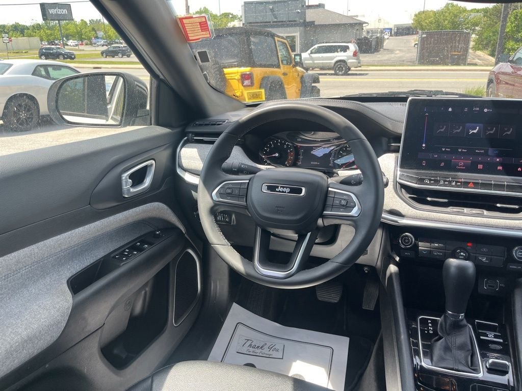 Used 2024 White Jeep Latitude image 11