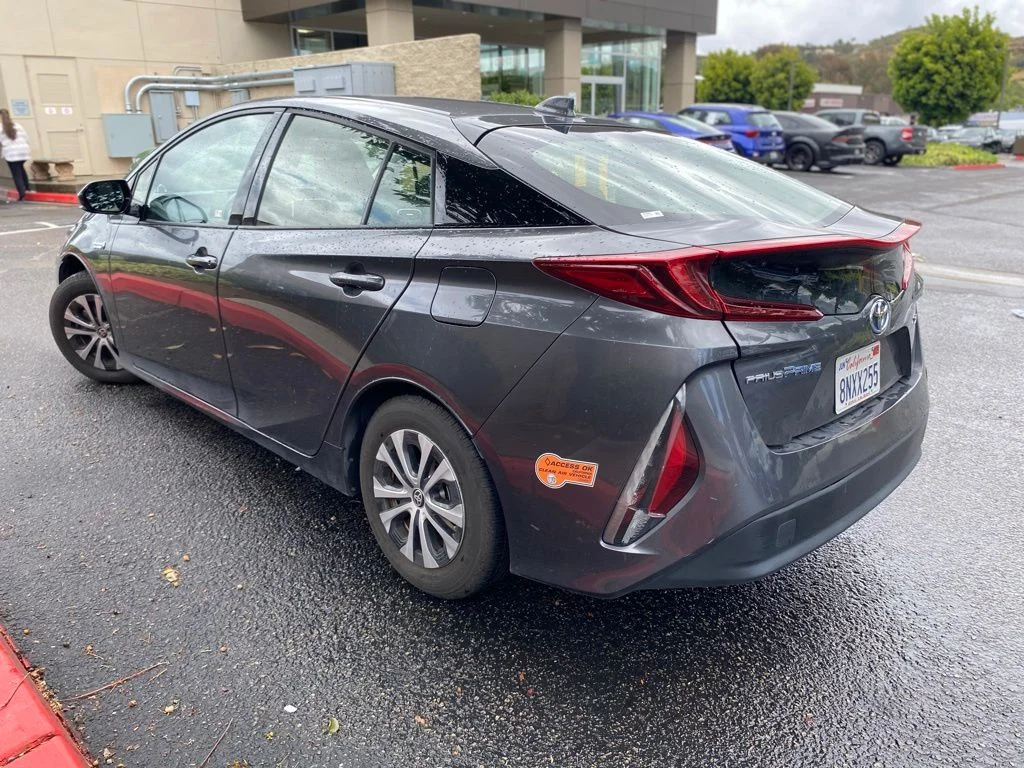 Used 2020 Gray Toyota XLE image 3