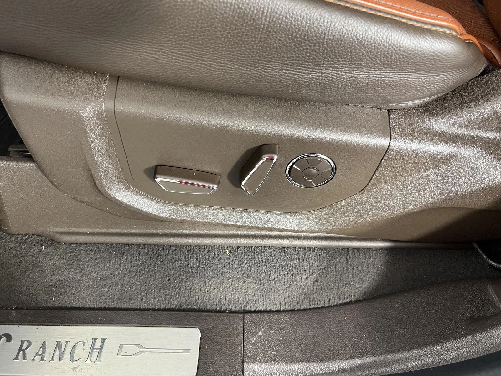 Used 2022 Wh Ford XL image 18