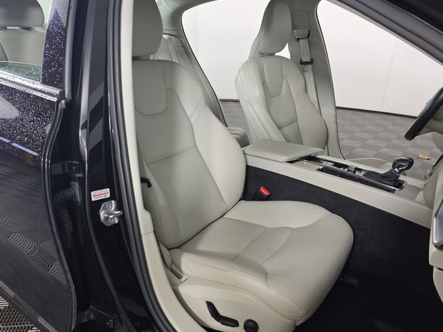 Used 2019 Black / Stone Volvo T5 Momentum image 27