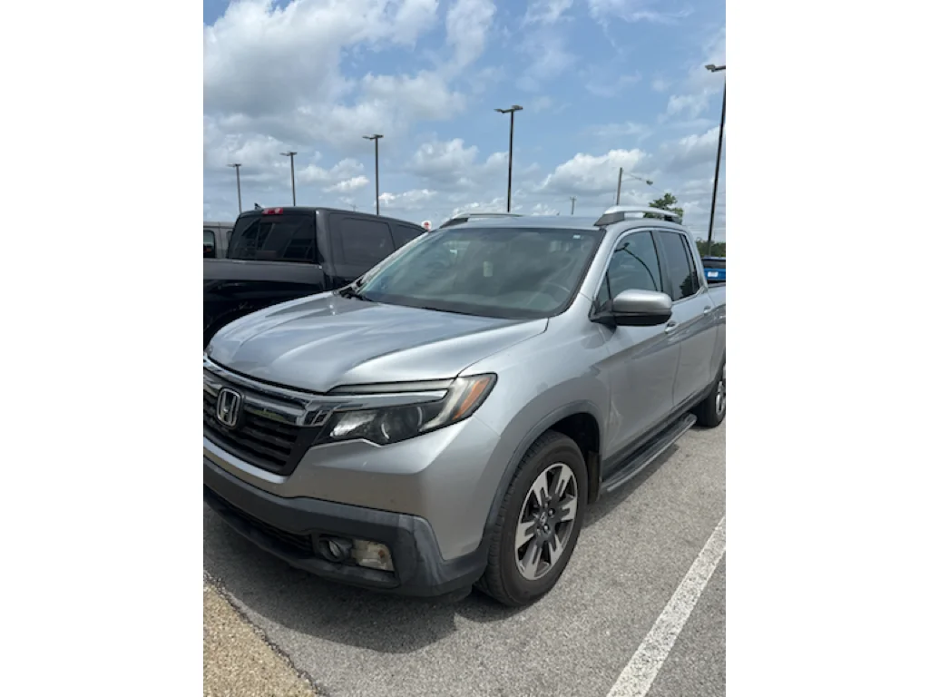 Used 2017 Lunar Silver Metallic Honda RTL image 2