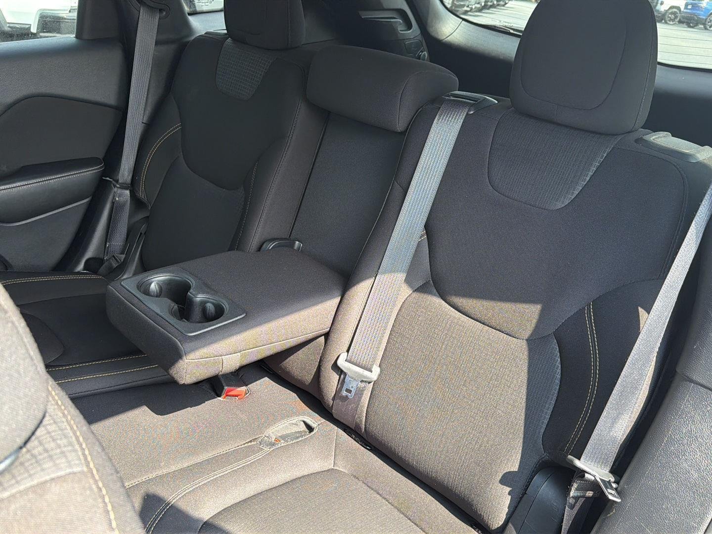 Used 2016 Granite Crystal Metallic Clearcoat Jeep Latitude image 30