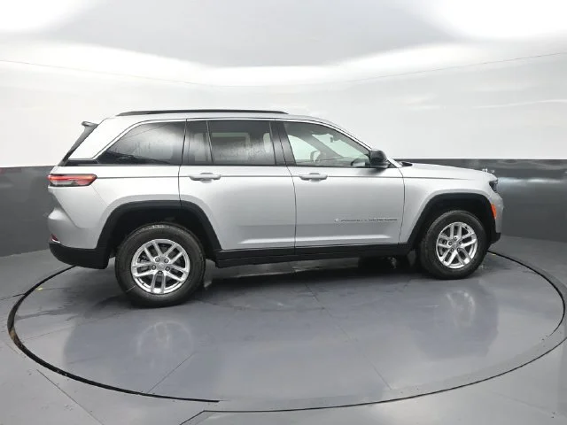 New 2026 Silver Zynith Exterior Paint Jeep Laredo X image 9