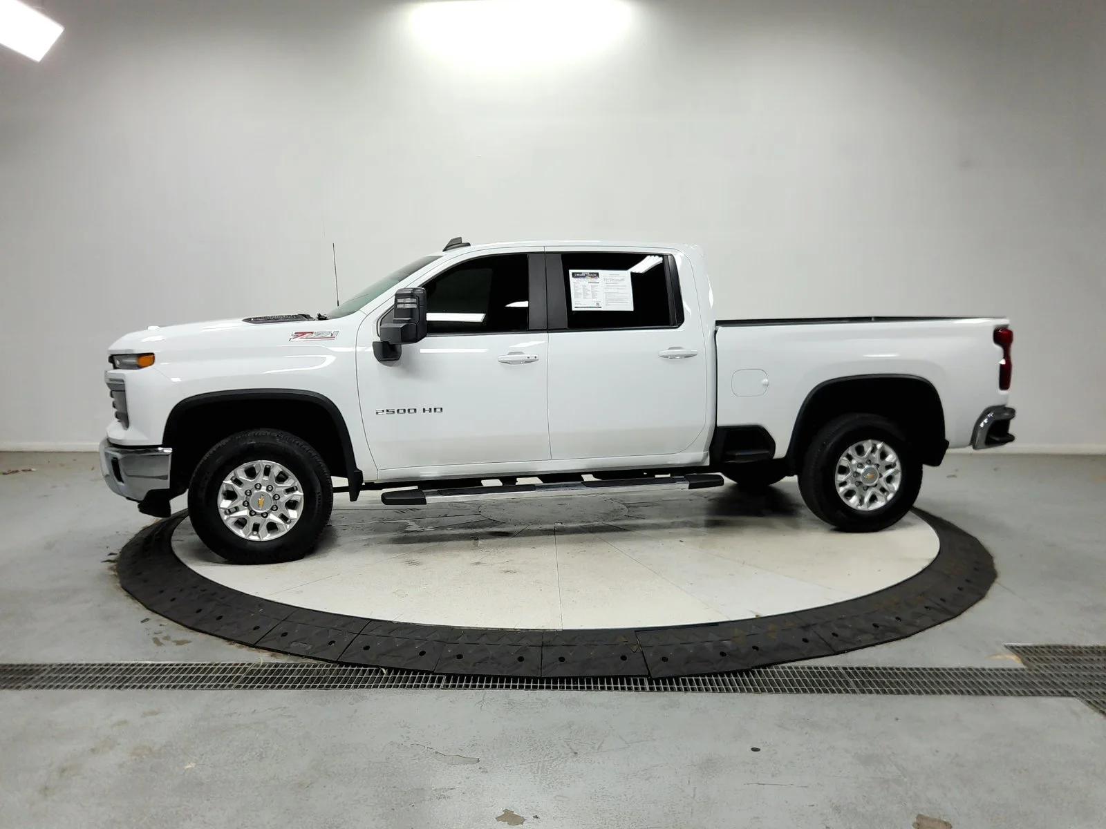 Used 2025 White Chevrolet LT image 5