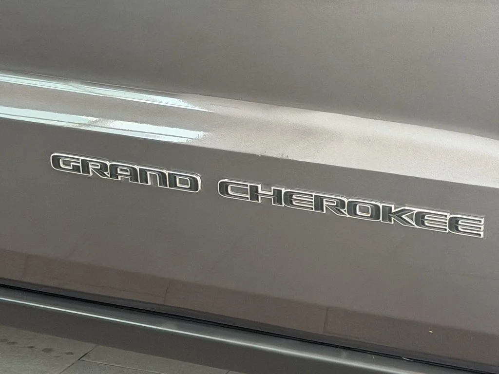 Used 2018 Gray Jeep Limited image 10