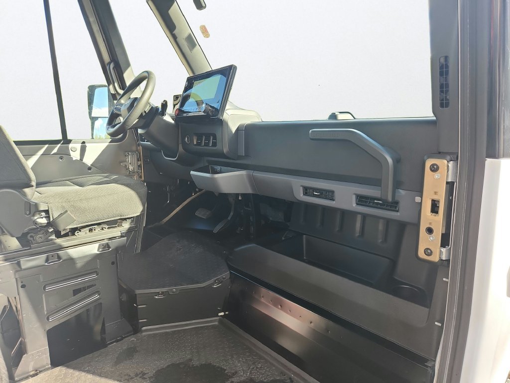 Used 2025 White Chevrolet 600 image 20