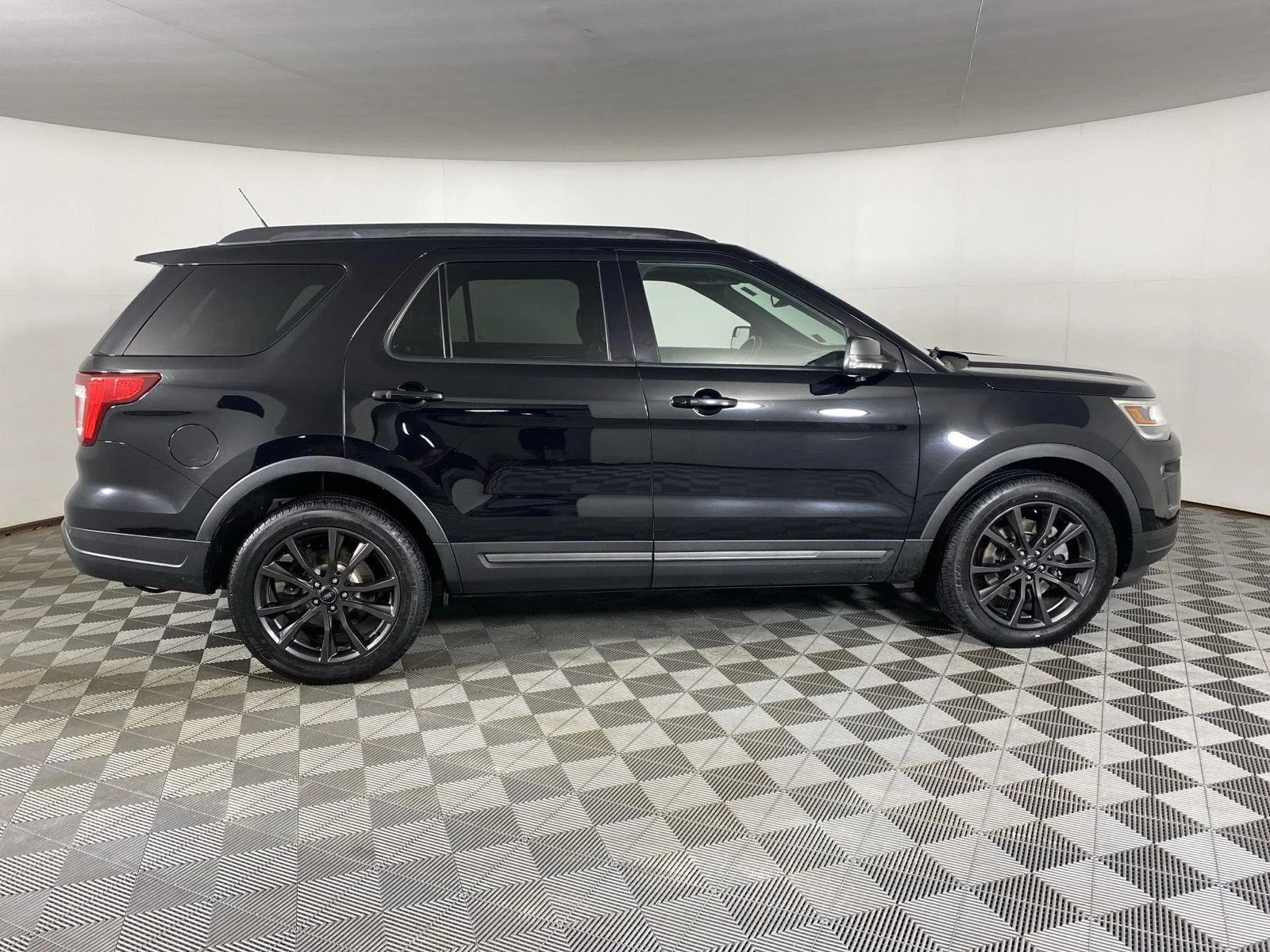 Used 2018 Shadow Black Ford XLT image 18