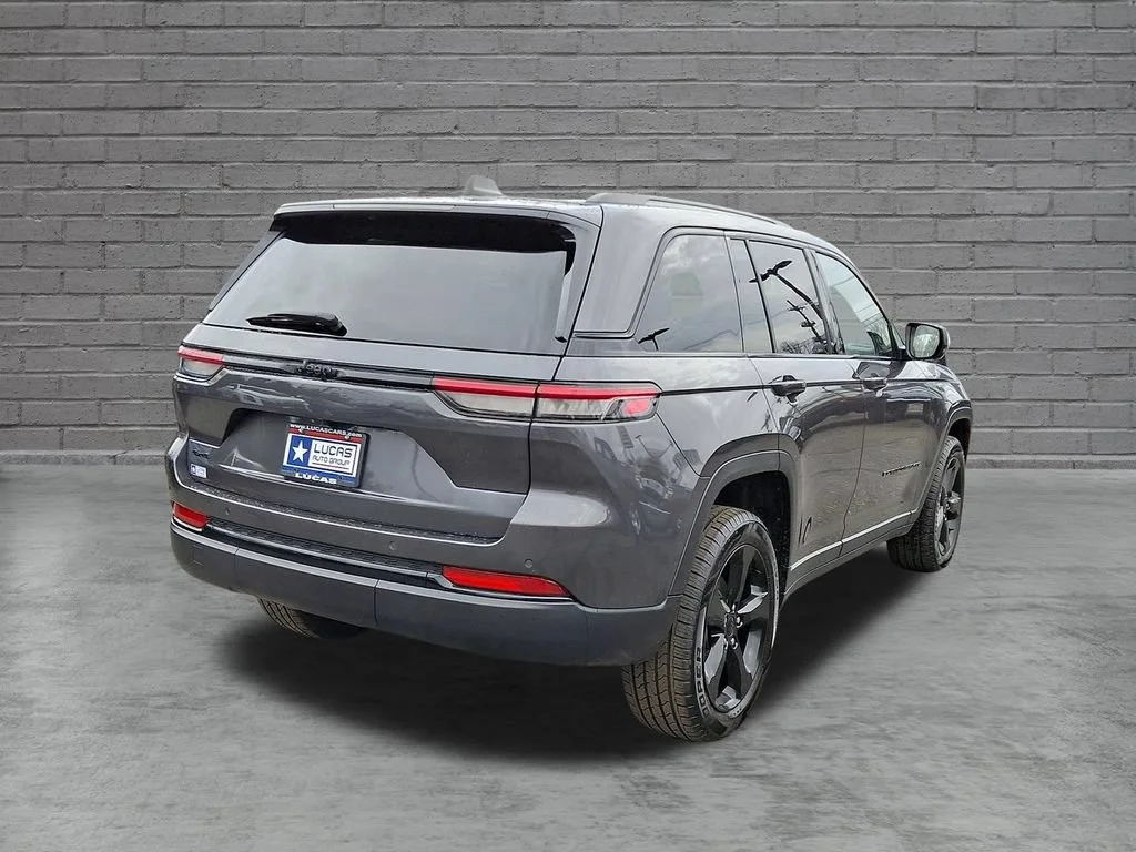 Used 2023 Baltic Gray Metallic Clearcoat Jeep Altitude image 11