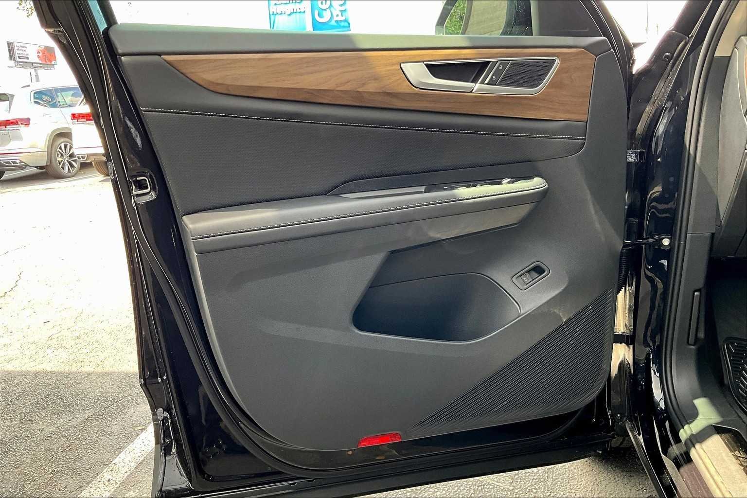2026 Volkswagen Atlas SE w/Tech - Photo 10