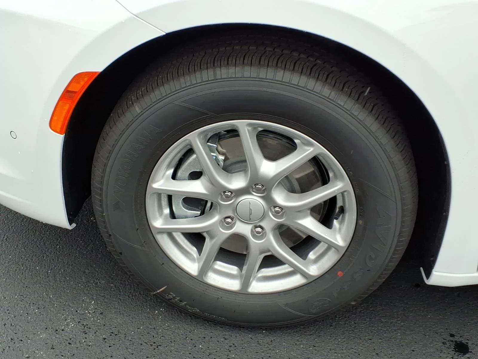 New 2027 Bright White Clear-Coat Exterior Paint Chrysler Select image 21