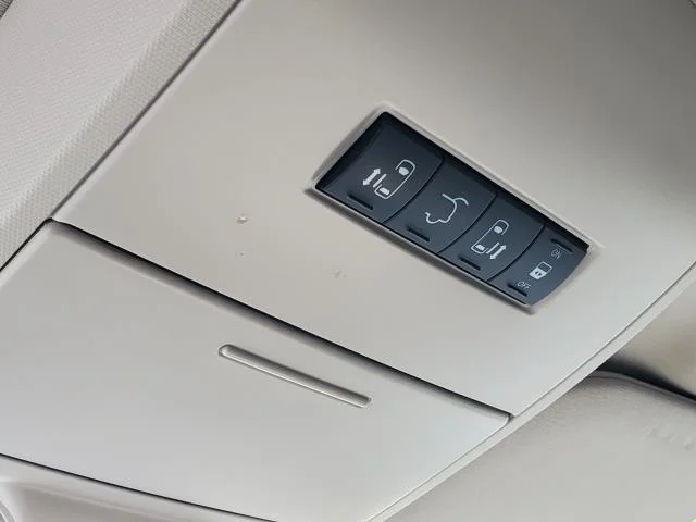 Used 2015 Cashmere/Sandstone Pearlcoat Chrysler Touring image 17