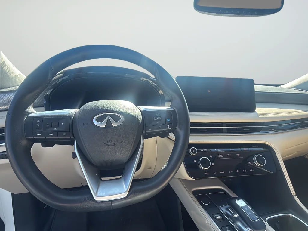 Used 2022 White INFINITI LUXE image 11