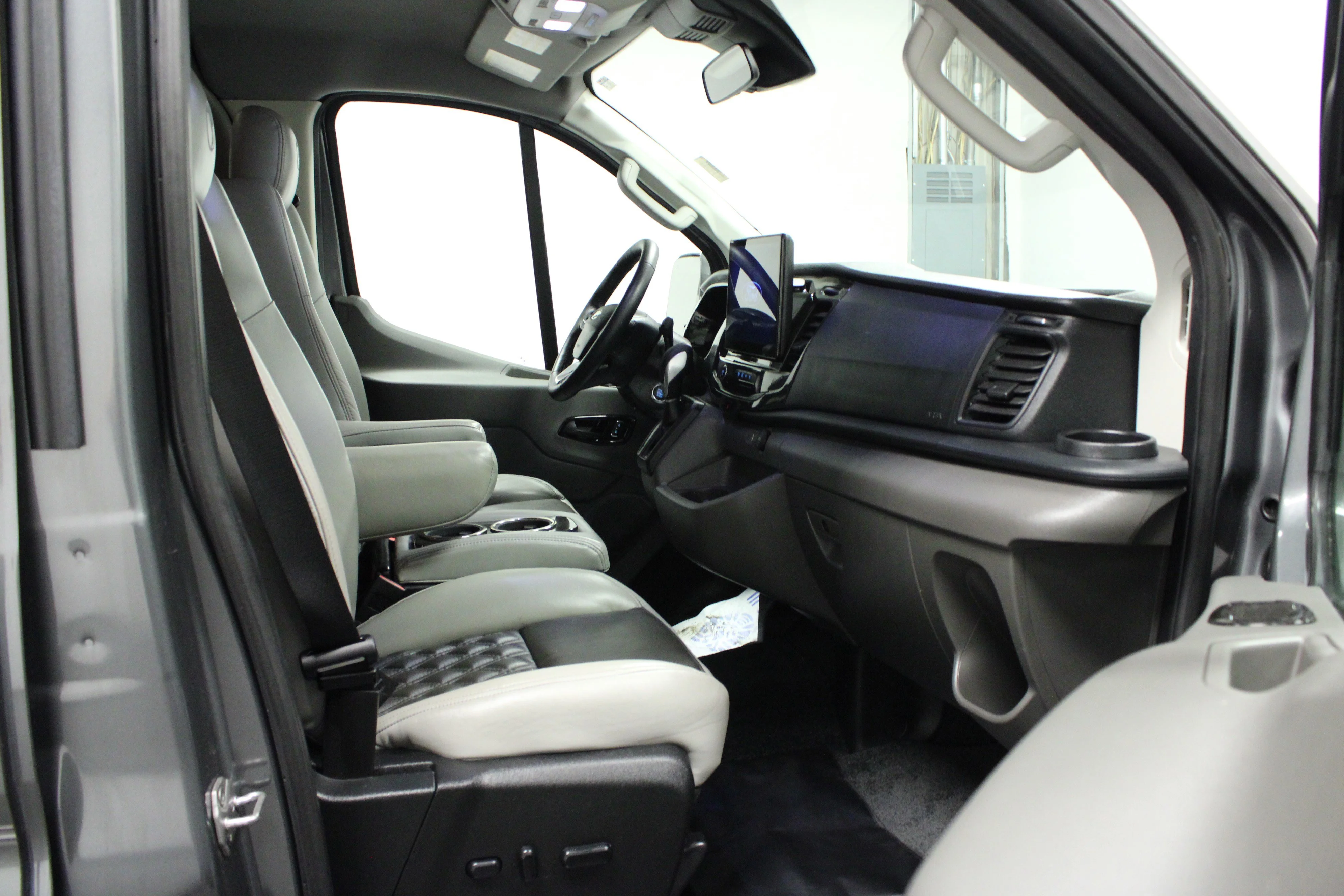 Used 2024 Carbonized Gray Metallic Ford  image 18