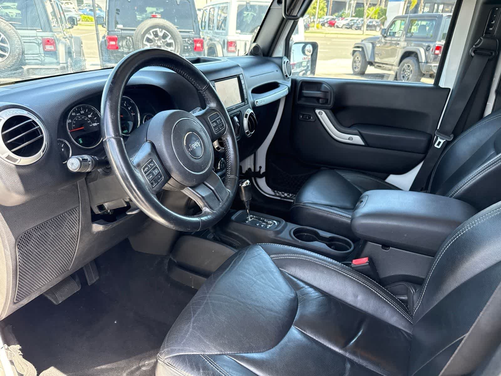 Used 2014 Bright White Clearcoat Jeep Sahara image 24