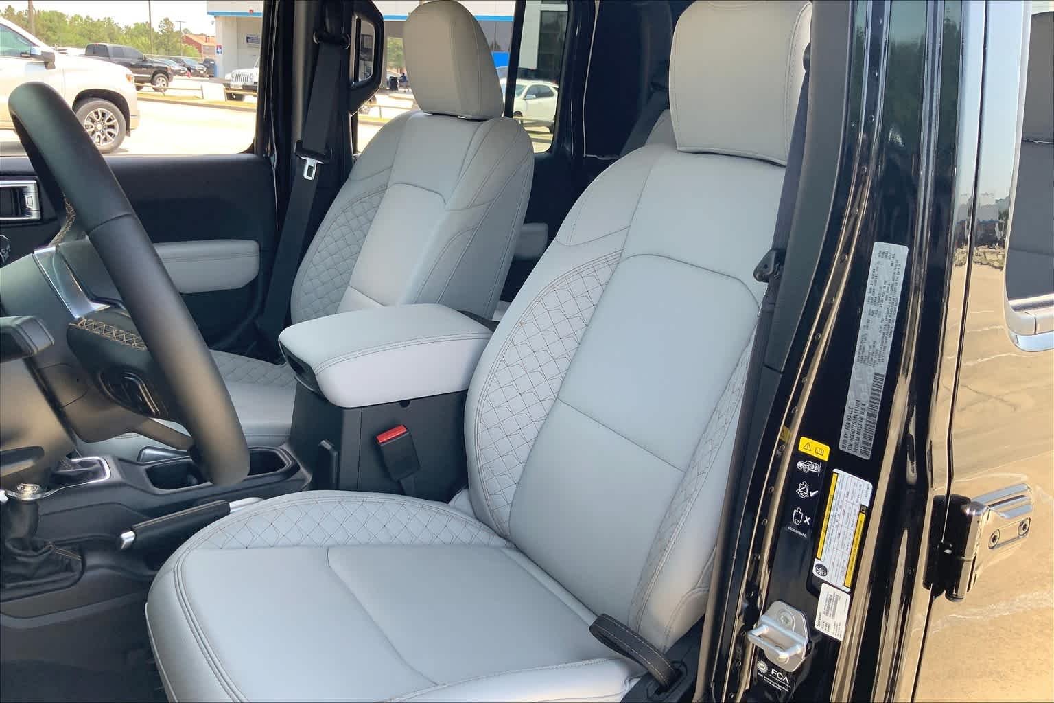 Used 2022 Black Clearcoat Jeep High Altitude image 15