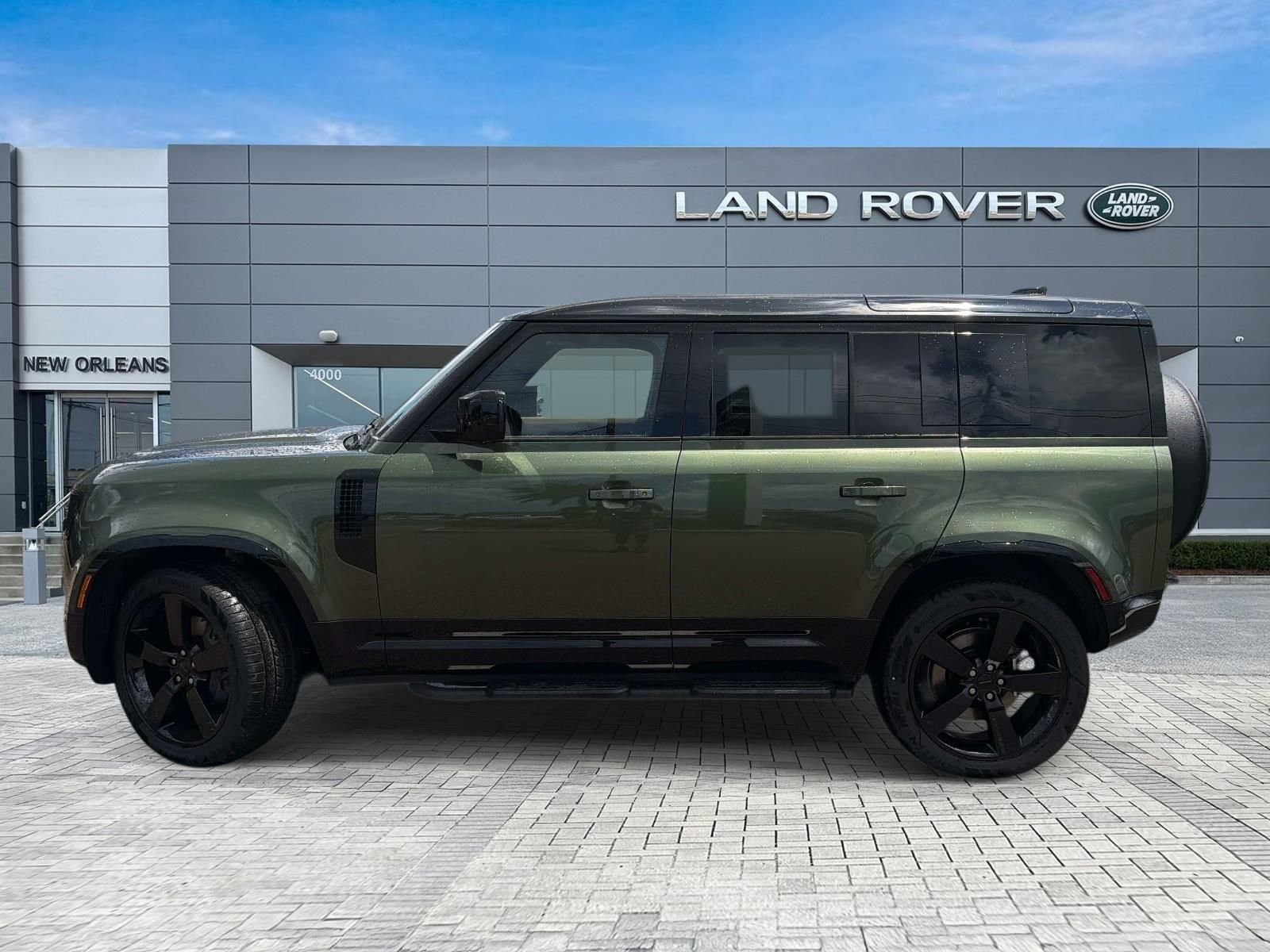 New 2026 Woolstone Green Land Rover X-Dynamic SE image 2