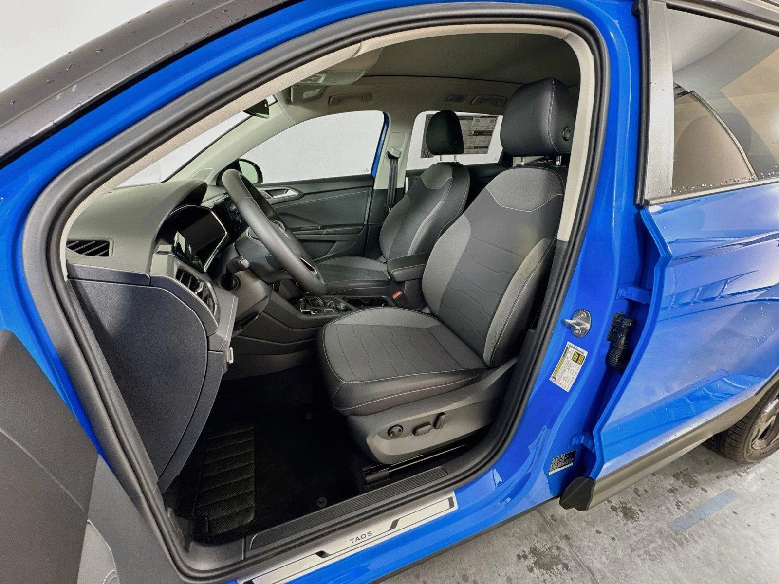 New 2026 Cornflower Blue w/Deep Black Roof Volkswagen SE Black image 20