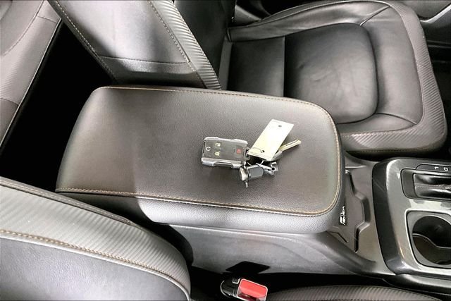 Used 2022 White GMC AT4 w/Leather image 32
