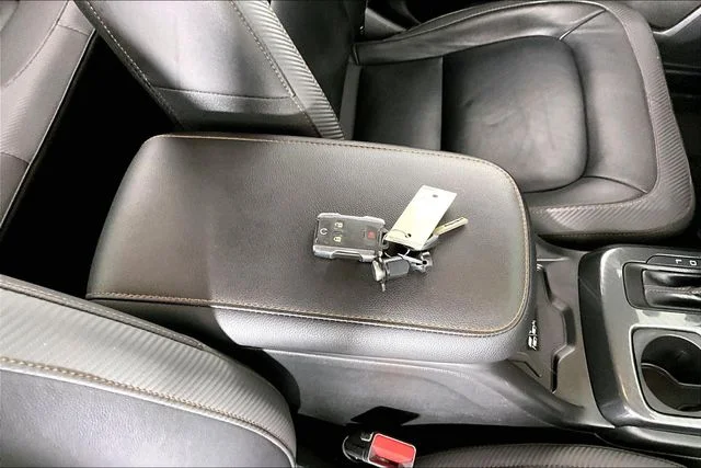 Used 2022 White GMC AT4 w/Leather image 32