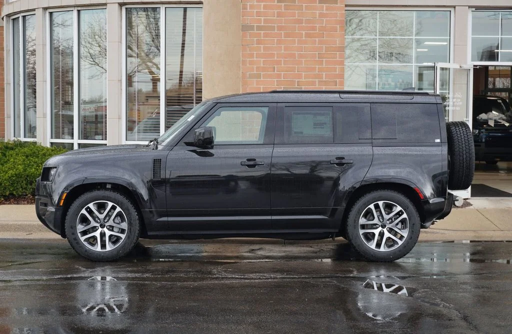 New 2026 Santorini Black Land Rover X-Dynamic SE image 2