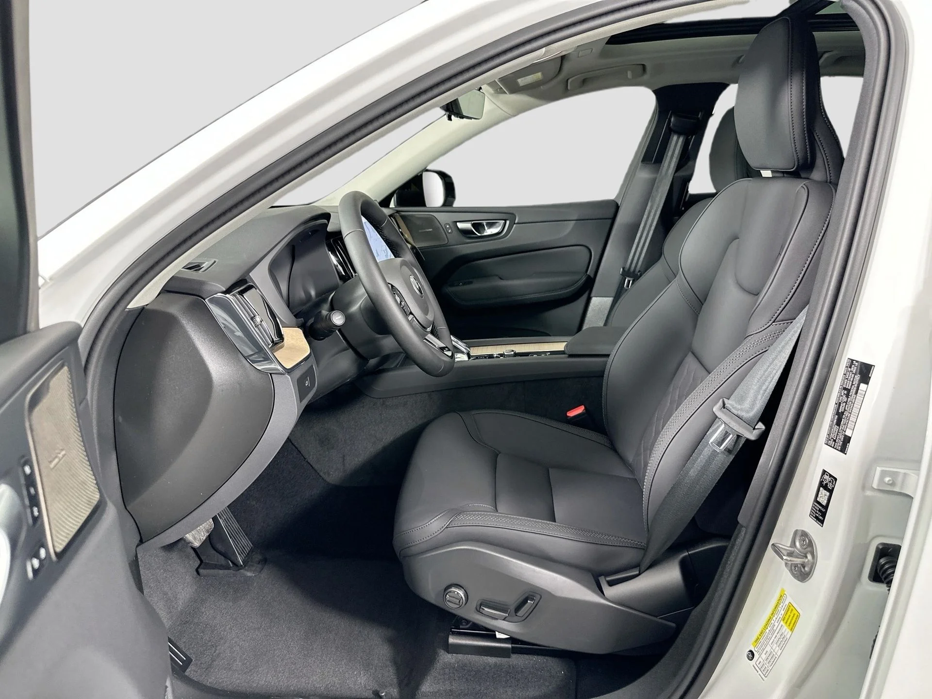 2026 Volvo XC60 Plus - Photo 23