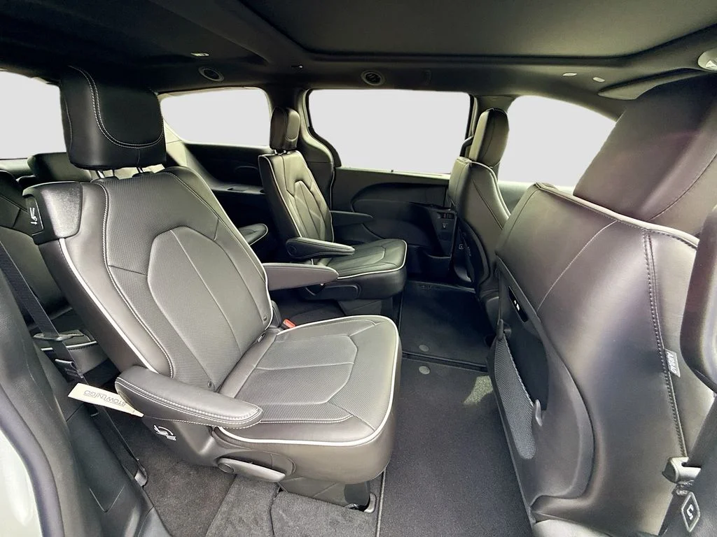 New 2027 Bright White Clearcoat Chrysler Limited image 33