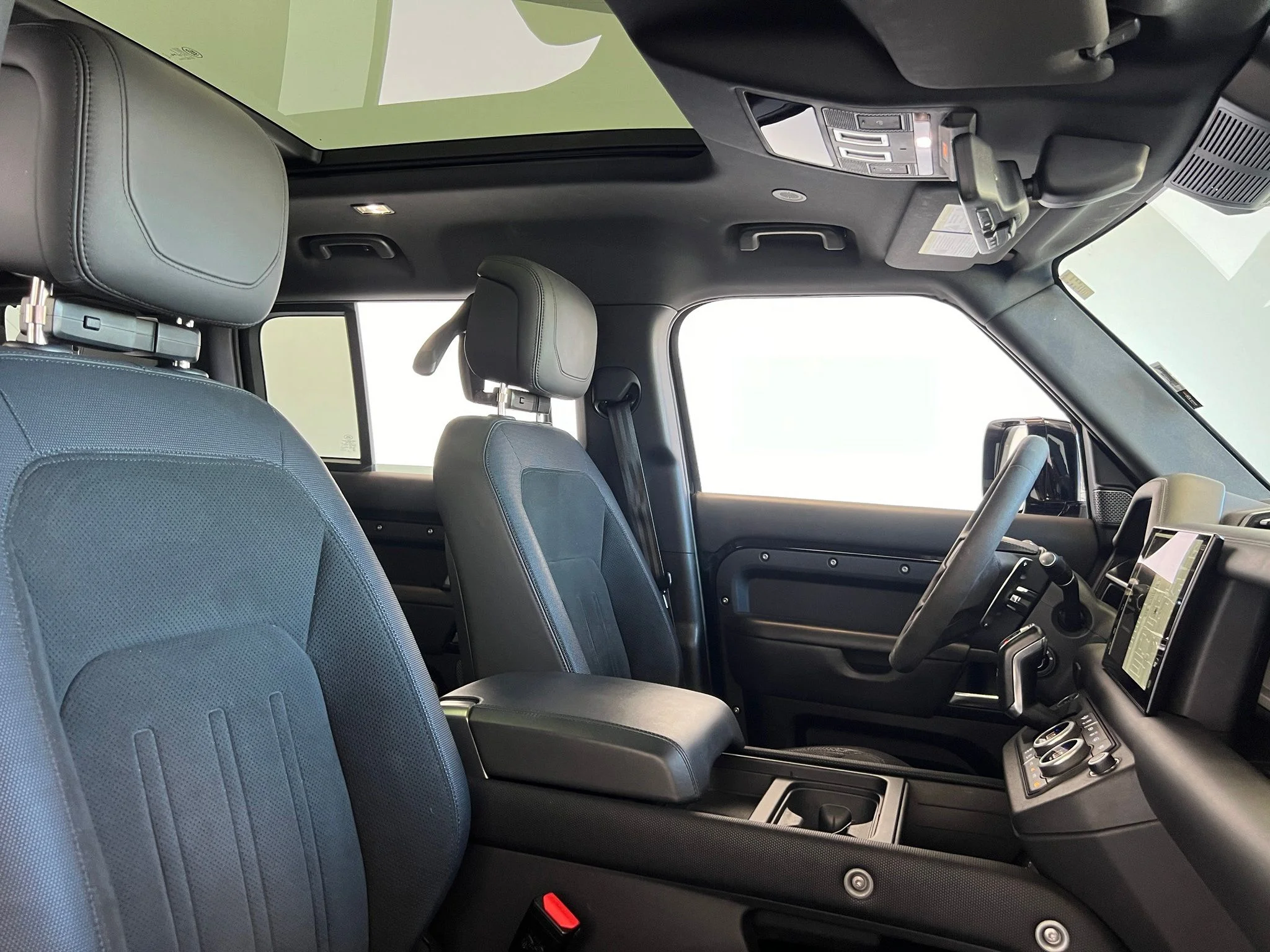 Used 2023 Black Land Rover V8 image 26