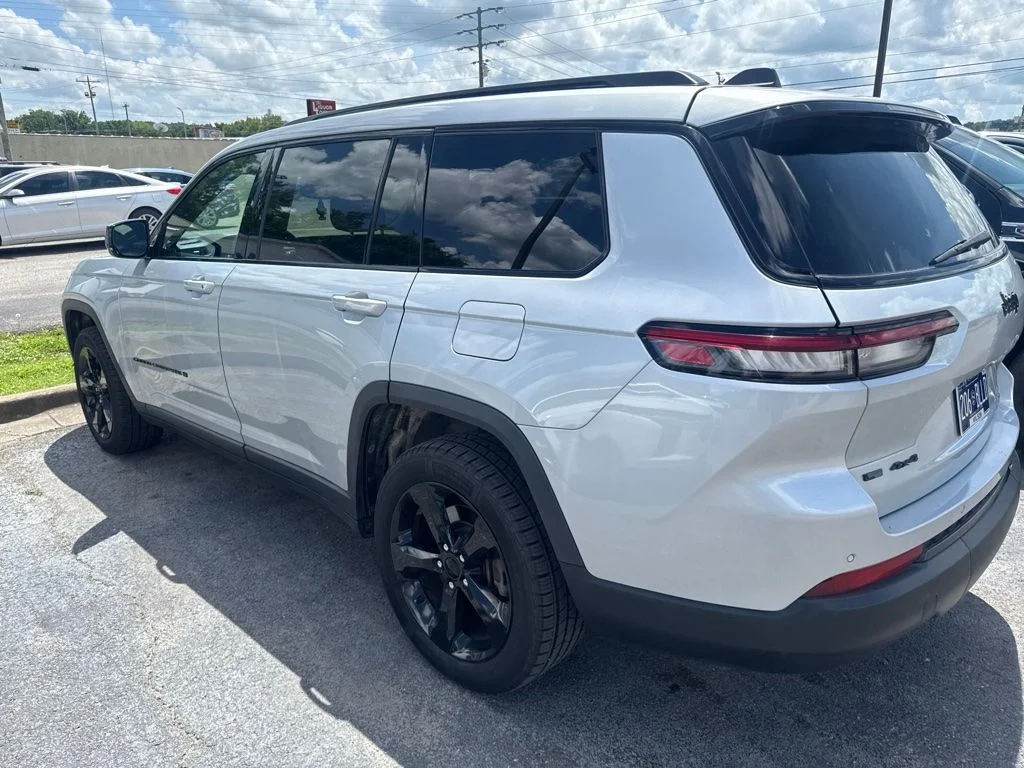 Used 2021 Silver Jeep Altitude image 4