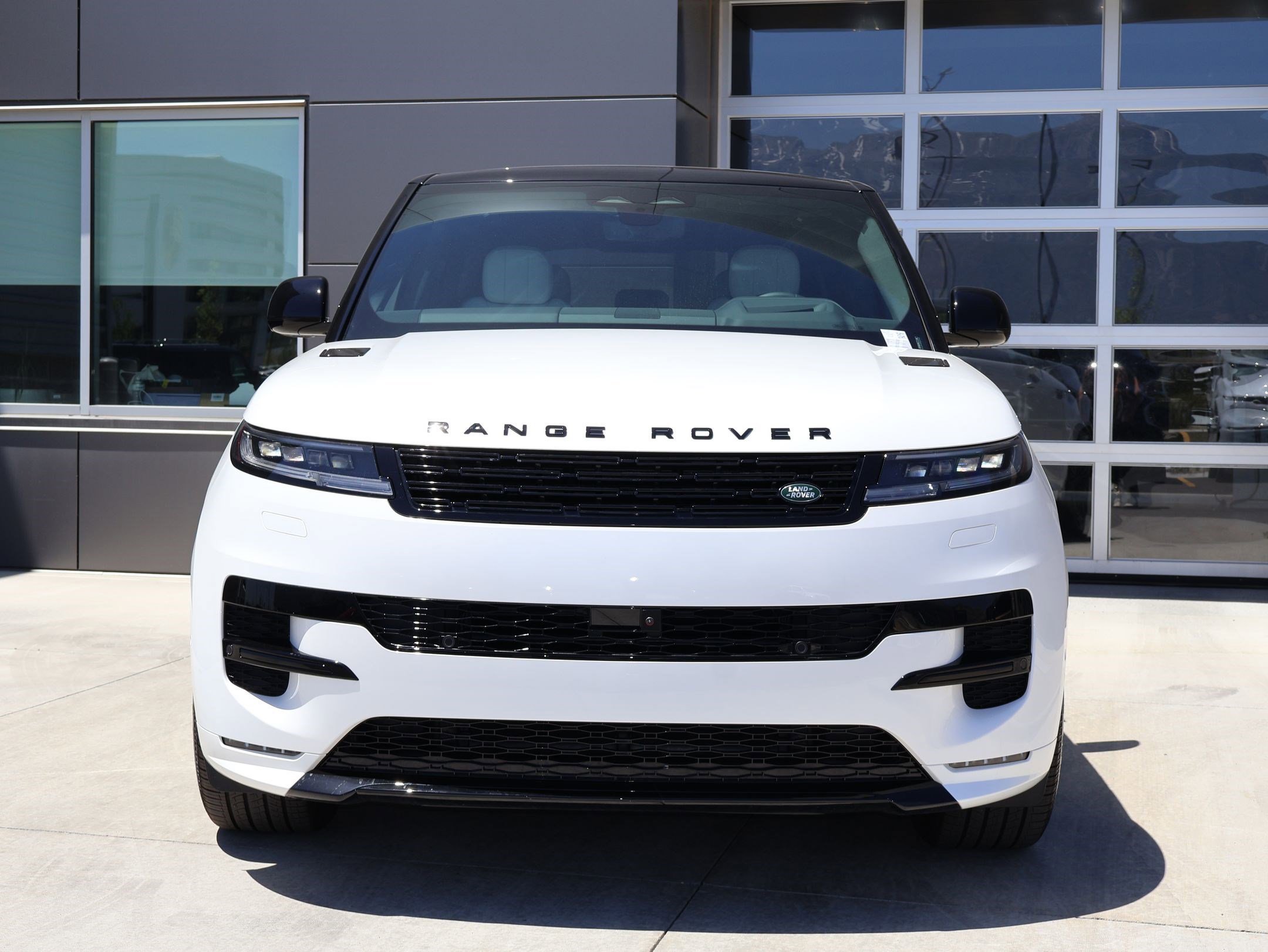 New 2026 Ostuni Pearl White LAND ROVER P400 Dynamic SE image 2