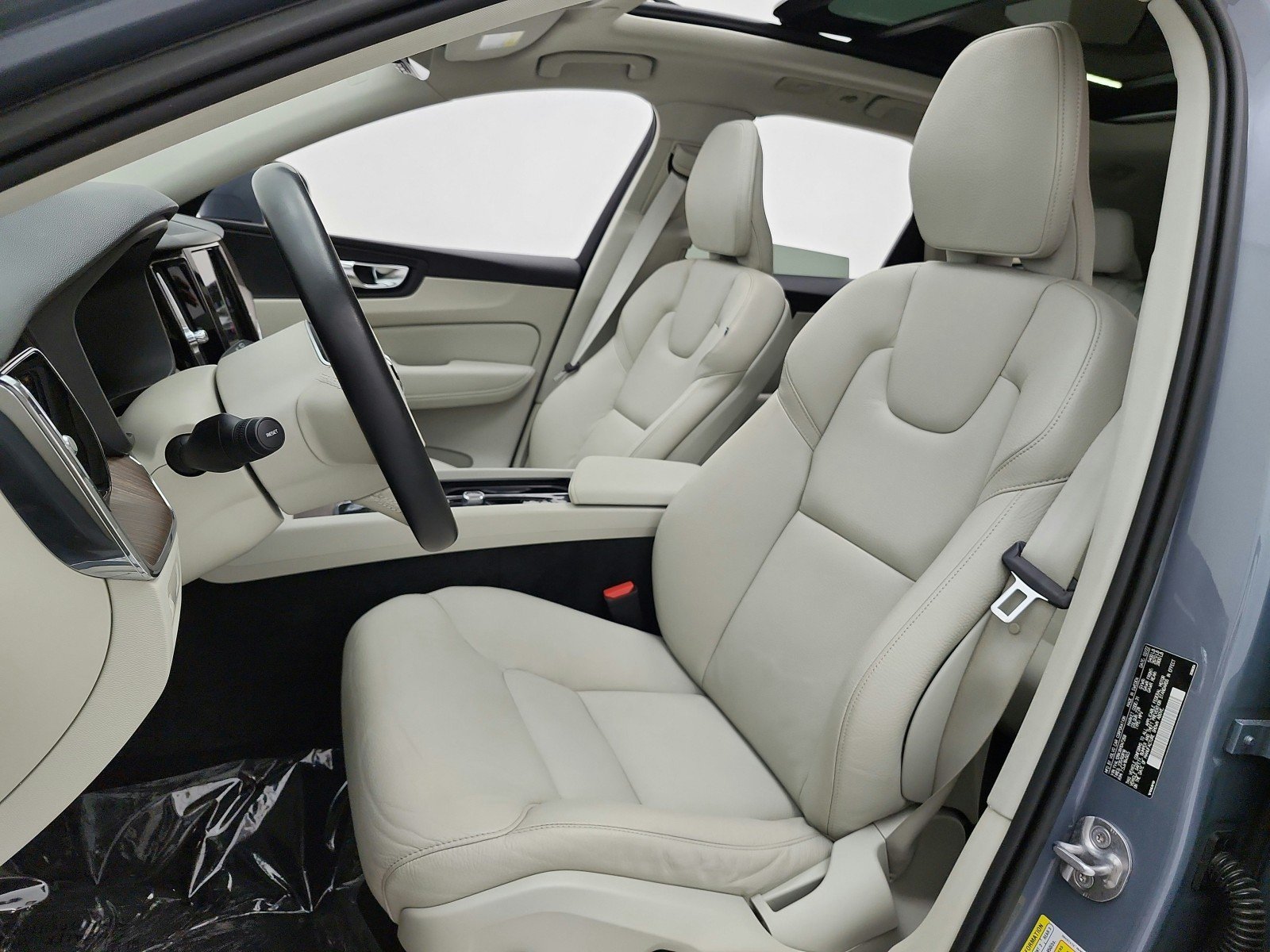 Used 2022 Thunder Grey Metallic Volvo Momentum image 15