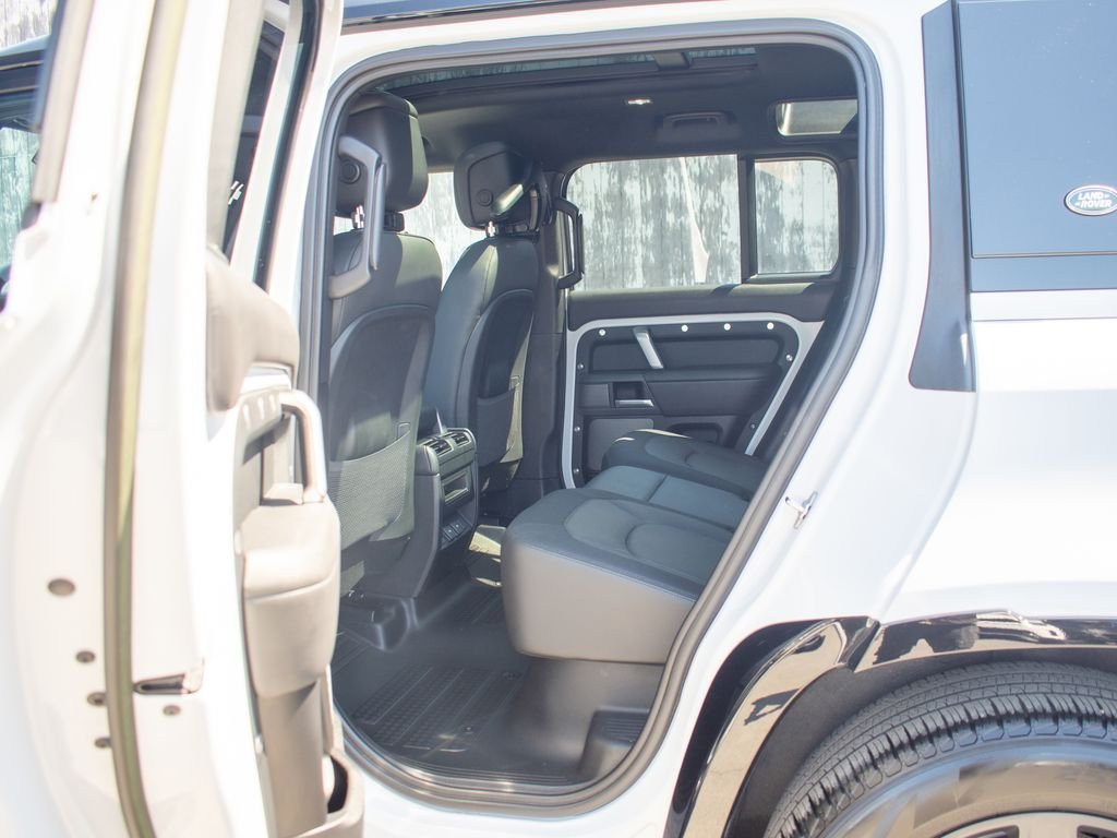 Used 2023 White Land Rover X-Dynamic SE image 34