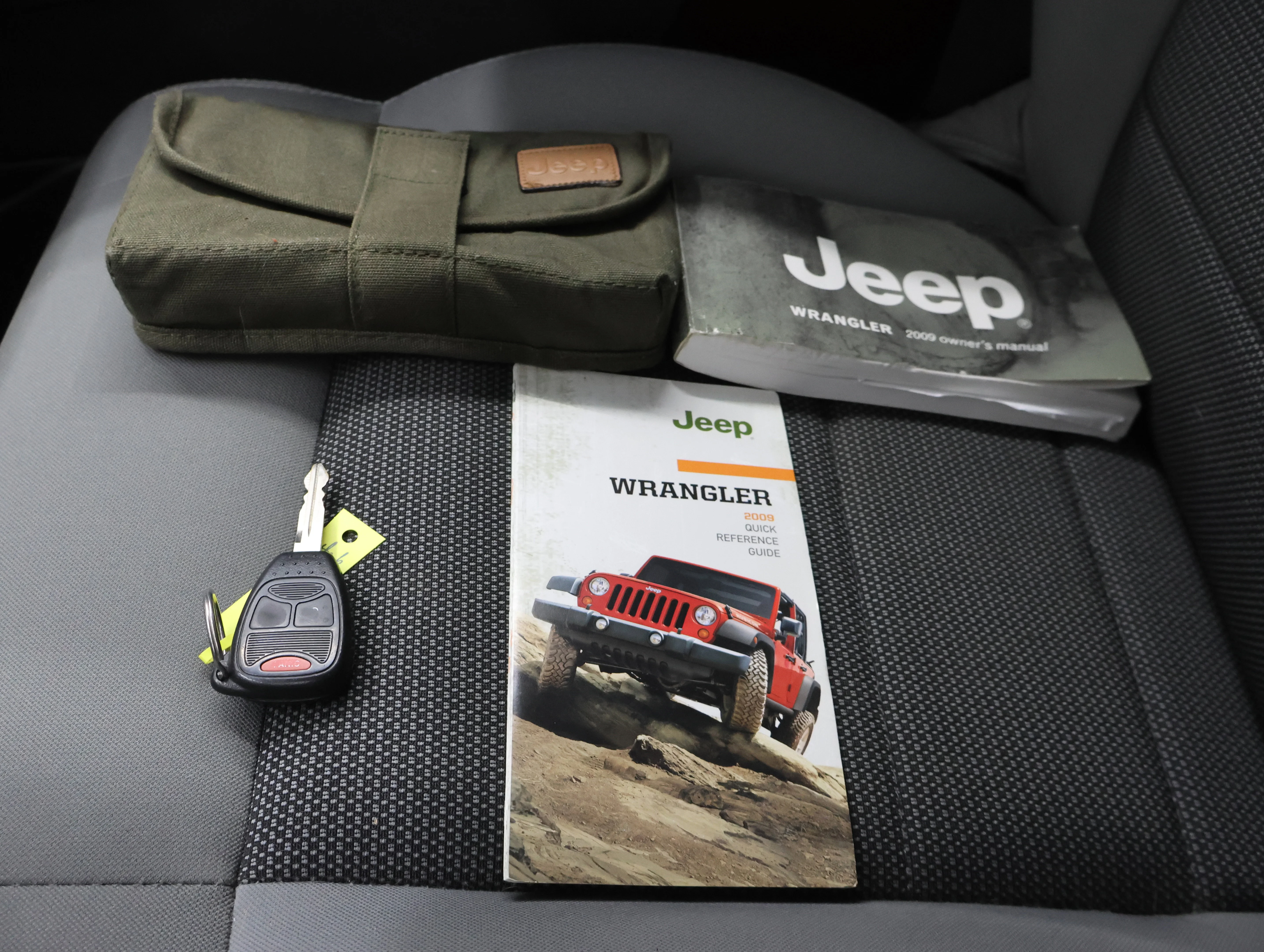 Used 2009 Red Rock Crystal Pearl Jeep X image 36