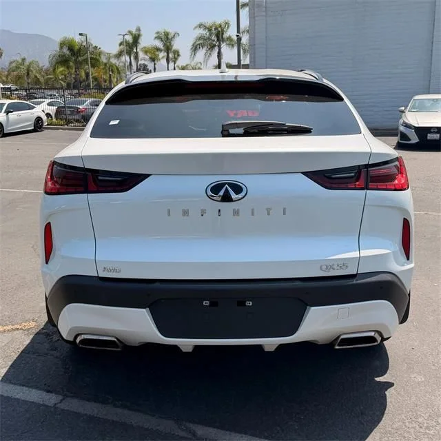 Used 2025 White INFINITI LUXE image 6