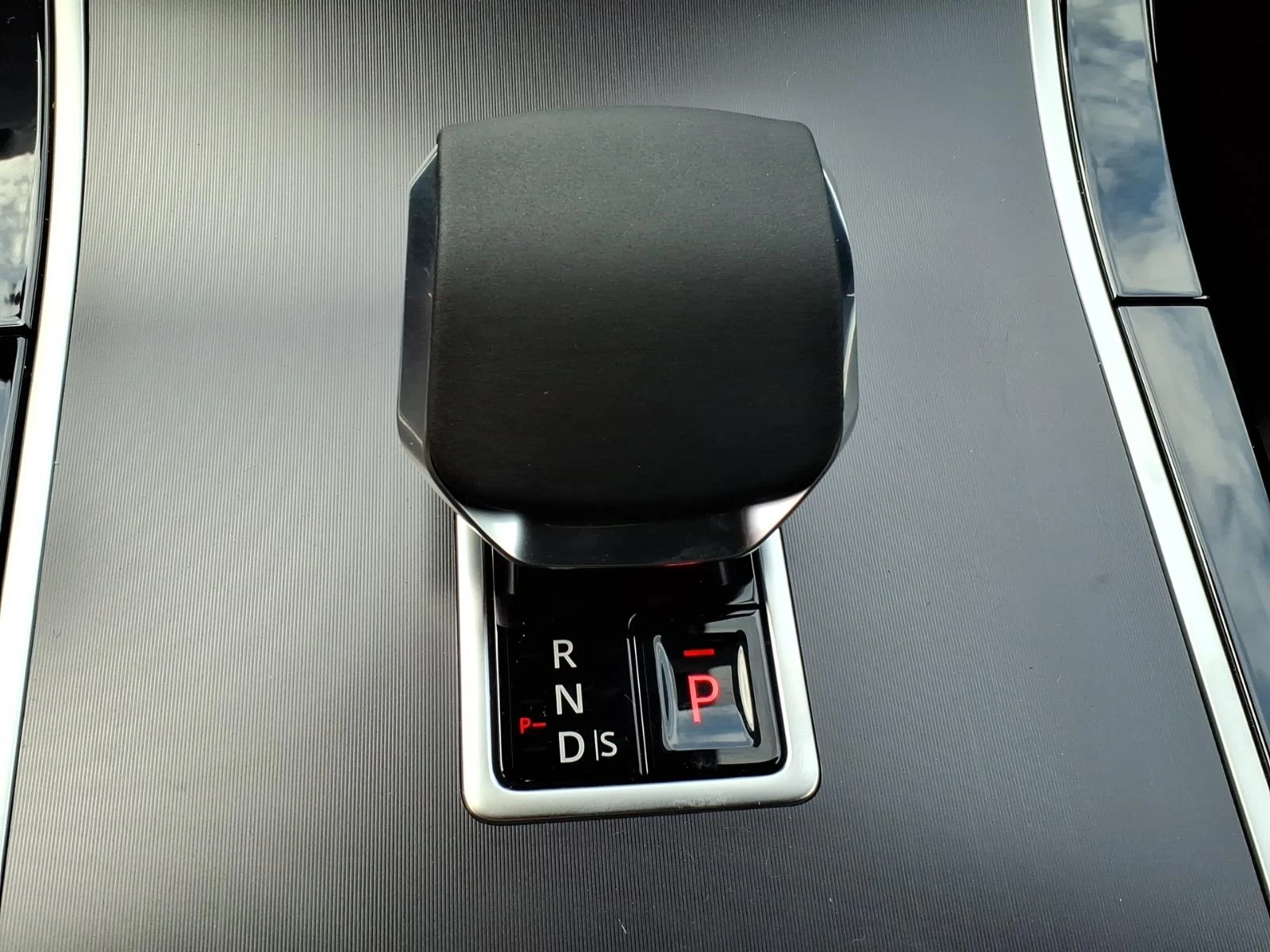 New 2026 Santorini Black Land Rover P250 Base image 13