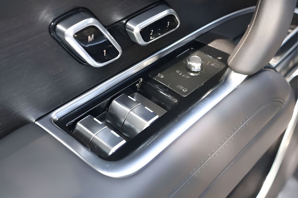New 2026 Fuji White Land Rover SE image 10