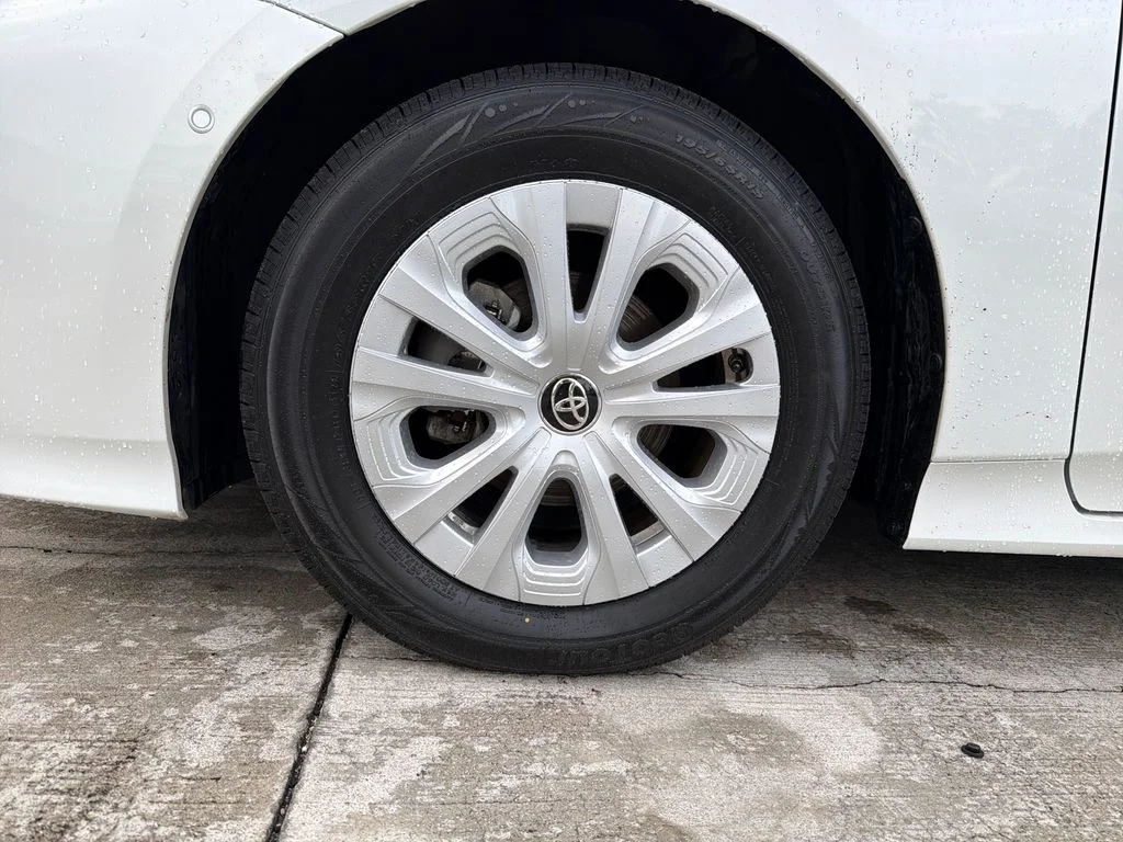 2021 Toyota Prius LE - Photo 11