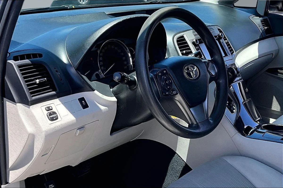 Used 2013 Gray Toyota LE image 16