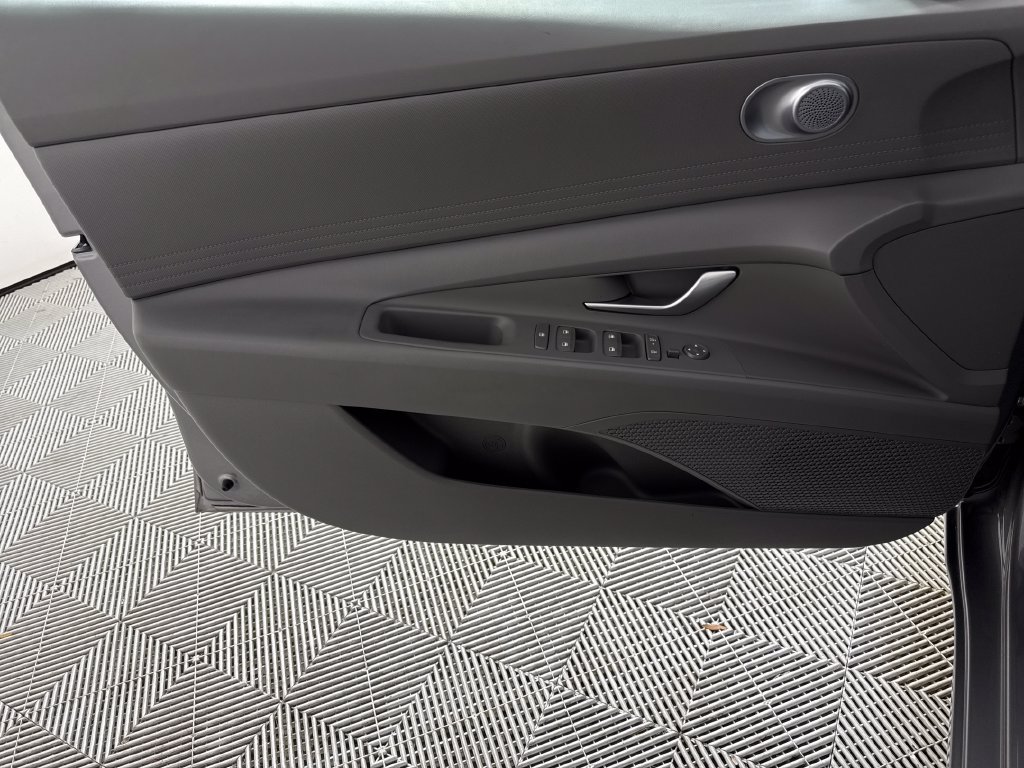 2024 Hyundai Elantra SE - Photo 12