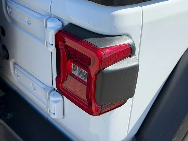 New 2026 Bright White Clear-Coat Exterior Paint Jeep Rubicon image 7
